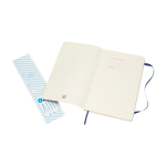 Caderno Moleskine Classic com nota ''em caso de perda'' pautado cor azul terceira vista frontal