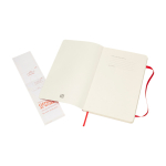 Caderno Moleskine Classic com nota ''em caso de perda'' pautado cor vermelho-escuro terceira vista frontal