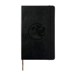 Caderno Moleskine Classic com capa mole e flexível, folhas lisas cor preto vista detalhe com logo