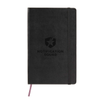 Caderno grande em papel aspeto de couro Moleskine Classic quadriculado cor preto vista detalhe com logo