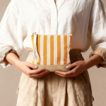 Necessaire às riscas em algodão e juta com cordão no puxador cor cor-de-laranja sexta vista