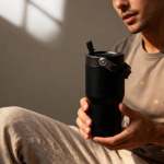 Garrafa térmica anti-fugas em aço inoxidável reciclado 600 ml cor preto quarta vista
