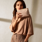 Necessaire resistente de nylon e poliéster de um só compartimento cor bege terceira vista