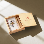 Set de baralho e dados em caixa deslizante de madeira personalizável cor madeira clara vista detalhe 4