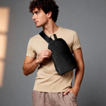 Bolsa a tiracolo em poliéster com um compartimento e bolso frontal cor preto terceira vista