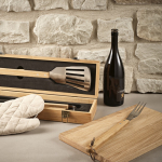 Conjunto de churrasco em caixa de bambu com utensílios para grelhar cor natural vista de ambiente 