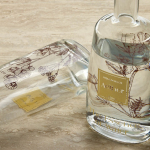 Garrafa de vidro fabricada na UE com tampa prateada anti-fugas 700 ml cor transparente vista de ambiente 
