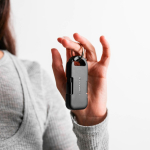 Carregador portátil porta-chaves ultracompacto em plástico reciclado 1.000mAh cor preto terceira vista ambiente