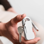 Carregador portátil porta-chaves ultracompacto em plástico reciclado 1.000mAh cor branco segunda vista ambiente