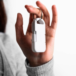 Carregador portátil porta-chaves ultracompacto em plástico reciclado 1.000mAh cor branco terceira vista ambiente