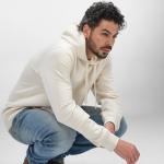 Sweatshirt unissexo com capuz em algodão orgânico 300 g/m² cor bege vista de ambiente 