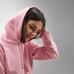 Sweatshirt com capuz de algodão orgânico para senhora 300 g/m² Bondi cor cor-de-rosa vista de ambiente 