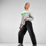 Sweatshirt unissexo de algodão orgânico em felpa escovada 300 g/m² Waikiki cor cinzento-claro terceira vista ambiente