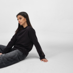 Sweatshirt de mulher em algodão orgânico com gola redonda 300 g/m² Waikiki cor preto segunda vista ambiente