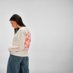 Sweatshirt de mulher em algodão orgânico com gola redonda 300 g/m² Waikiki cor bege terceira vista ambiente