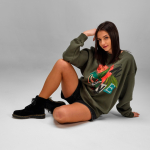 Sweatshirt unissexo em algodão orgânico com gola redonda 340 g/m² Nazaré cor verde militar segunda vista ambiente