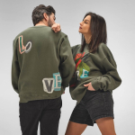 Sweatshirt unissexo em algodão orgânico com gola redonda 340 g/m² Nazaré cor verde militar vista de ambiente 