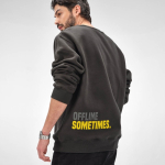 Sweatshirt unissexo em algodão orgânico com gola redonda 340 g/m² Nazaré cor lilás vista de ambiente 