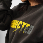 Sweatshirt unissexo em algodão orgânico com gola redonda 340 g/m² Nazaré cor lilás vista de detalhe 