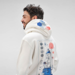 Sweatshirt unissexo com capuz em algodão orgânico 340g/m² Tulum cor branco segunda vista ambiente