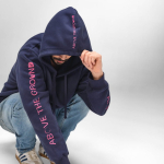 Sweatshirt unissexo com capuz em algodão orgânico 340g/m² Tulum cor azul-marinho segunda vista ambiente