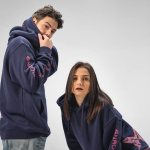 Sweatshirt unissexo com capuz em algodão orgânico 340g/m² Tulum cor azul-marinho vista de ambiente 