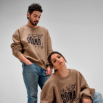 Sweatshirt unissexo oversize em algodão orgânico 340 g/m² Whitehaven cor castanho-claro vista de ambiente 