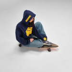 Sweatshirt capuz oversize 340 g/m² em algodão e poliéster reciclado Ericeira cor azul-marinho quarta vista ambiente