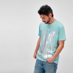 T-shirt unissexo em algodão orgânico corte regular 165g/m² Copacabana cor verde-claro vista de ambiente 