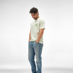 T-shirt unissexo em algodão orgânico corte regular 165g/m² Copacabana cor verde pastel vista de ambiente 