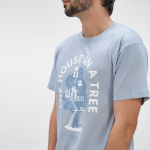 T-shirt unissexo em algodão orgânico corte regular 165g/m² Copacabana cor azul pastel vista de ambiente 