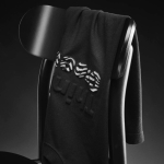 T-shirt unissexo em algodão orgânico, corte oversize 240 g/m² Paloma cor preto vista de ambiente 