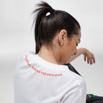 T-shirt unissexo em algodão orgânico, corte oversize 240 g/m² Paloma cor branco segunda vista ambiente