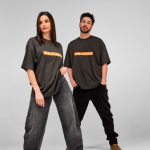 T-shirt unissexo em algodão orgânico, corte oversize 240 g/m² Paloma cor lilás vista de ambiente 