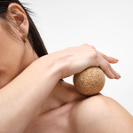 Esfera de cortiça compacta para alongamentos e alívio muscular cor natural vista de ambiente 