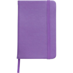 Caderno A5 em PU reciclado com fecho elástico e folhas pautadas cor violeta primeira vista