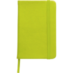 Caderno A6 em PU reciclado com fecho elástico, folhas pautadas cor verde-claro primeira vista