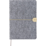 Caderno A5 em feltro reciclado com fecho em pele sintética e folhas pautadas cor cinzento primeira vista