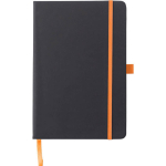 Caderno A5 em pele sintética reciclada com fecho elástico e folhas pautadas cor cor-de-laranja primeira vista