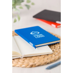 Caderno A5 em RPET e pele sintética com fecho elástico, folhas pautadas oitava vista