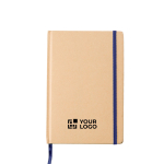 Caderno A5 em cartão reciclado com fecho elástico, folhas pautadas cor azul vista principal