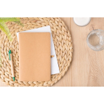 Caderno A5 com capa em kraft lavado, design flexível e folhas pautadas cor castanho primeira vista