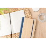 Caderno A5 em bambu e PU com fecho elástico e folhas pautadas terceira vista
