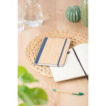 Caderno A5 em bambu e PU com fecho elástico e folhas pautadas quarta vista