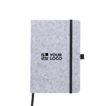 Caderno A5 em feltro reciclado com fecho elástico, folhas pautadas cor cinzento vista principal