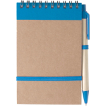 Bloco de notas em cartão reciclado com esferográfica e fecho elástico cor azul-claro primeira vista