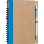 Bloco de notas A5 em cartão reciclado com esferográfica, folhas pautadas cor azul-claro primeira vista