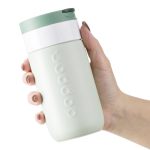Copo térmico de viagem em aço inoxidável com tampa basculante Dopper 300 ml cor verde bosque quarta vista