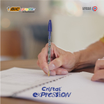 Caneta clássica de plástico transparente com tinta azul BIC® Cristal®