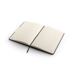 Caderno A5 com capa dura de bambu e RPET com fecho, folhas pautadas cor preto terceira vista